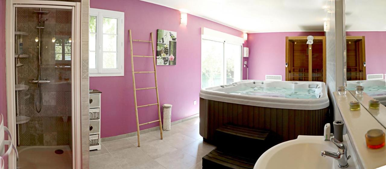 Au Coeur Du Bien-Etre, Gite Avec Piscine Chauffee Et Couverte, Spa, Sauna, Massages Monteaux Exterior foto